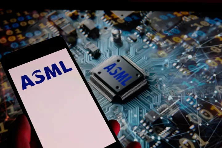 ASML: Ο «κολοσσός» των μικροτσίπ προειδοποιεί για ισχνή ανάπτυξη το 2026