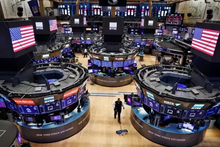 Κέρδη στη Wall Street μετά τη διάψευση Τραμπ ότι σχεδιάζει να αποπέμψει τον Πάουελ