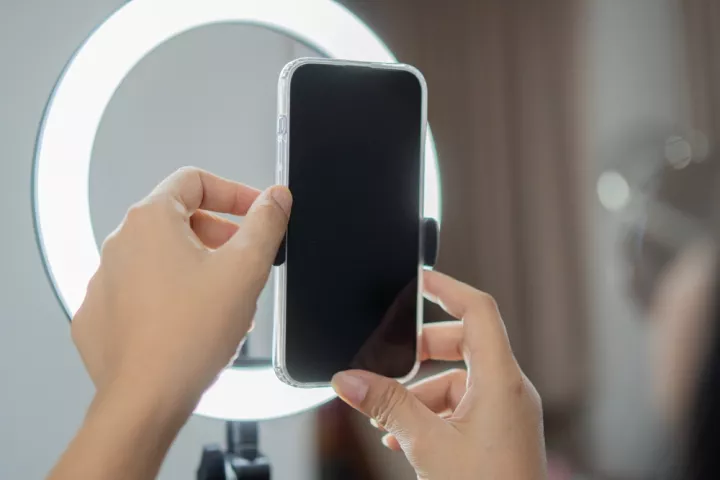 DW: Γερμανία: «Έφοδος» της εφορίας σε influencers