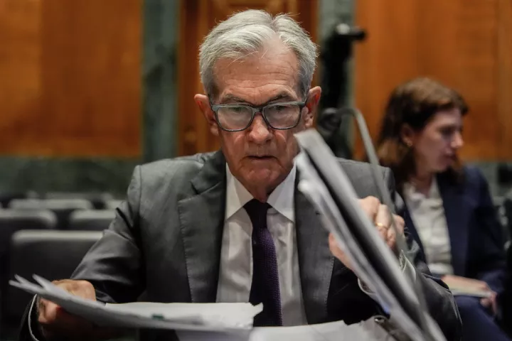 Πώς η απόλυση Πάουελ ανακατεύει την τράπουλα στις αγορές