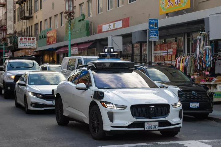 Η Uber επενδύει 300 εκατ. δολάρια στη Lucid για τα robotaxi