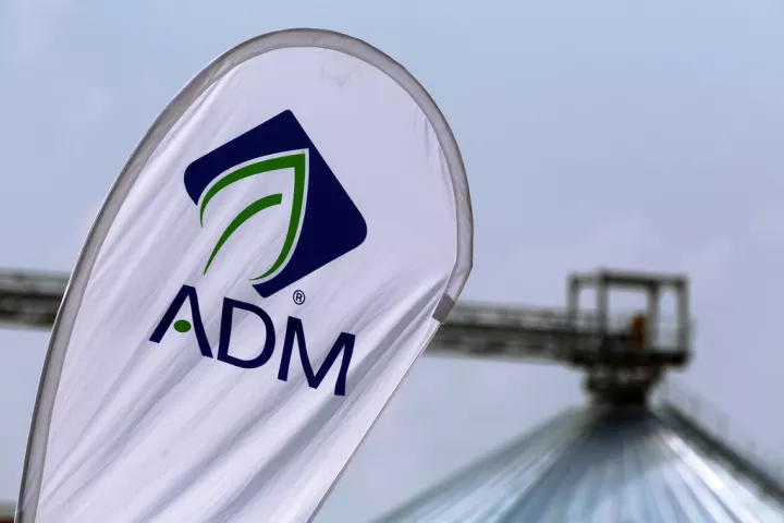 Υποχωρούν οι μετοχές της ADM μετά τη δήλωση Τραμπ ότι η Coca-Cola συμφώνησε να χρησιμοποιεί ζάχαρη από ζαχαροκάλαμο