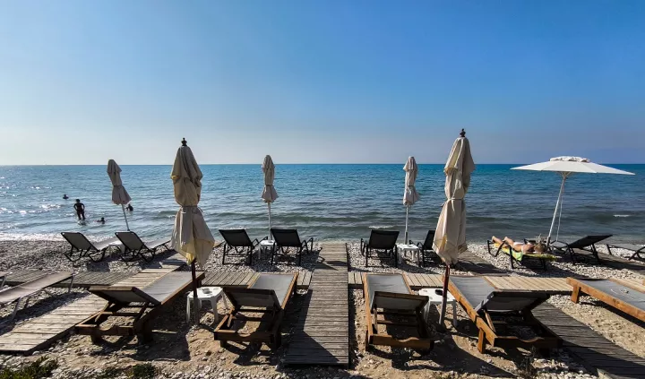 Ελεγκτικό Συνέδριο για τους ελέγχους στις παραλίες: Απραξία, καθυστερήσεις και πλημμελείς ενέργειες των δήμων