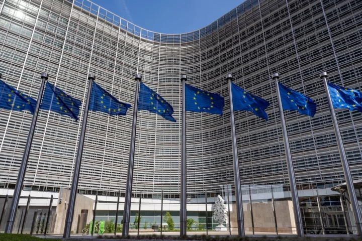 Μείωση του πλαφόν του ρωσικού πετρελαίου στο 18ο πακέτο κυρώσεων της ΕΕ κατά της Μόσχας