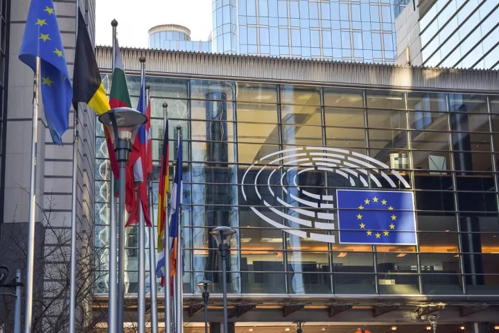 Σφοδρές αντιδράσεις προκαλεί η πρόταση της Κομισιόν για το νέο εταιρικό φόρο