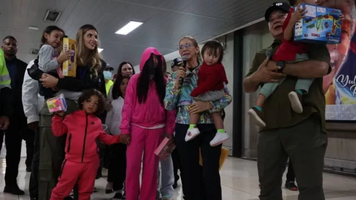 Βενεζουέλα: Επαναπατρίστηκαν επτά παιδιά μεταναστών που είχαν χωριστεί από τις οικογένειές τους στις ΗΠΑ (vids)