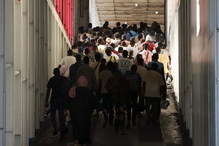 Έφτασαν στο Λαύριο οι 247 μετανάστες από την Λιβύη - Θα μεταφερθούν σε κέντρα κράτησης