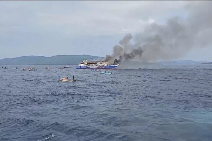 Ινδονησία: Πλοίο με πάνω από 300 επιβάτες τυλίχθηκε στις φλόγες - Τουλάχιστον 5 νεκροί (vids)
