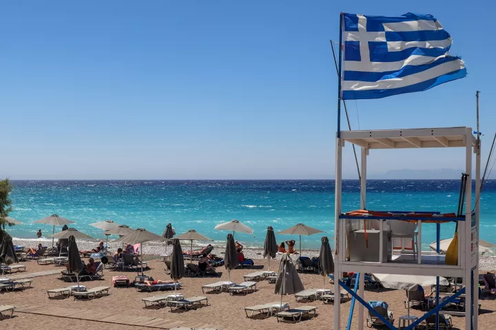Πάνω από 10% η «διαφορά» εισπράξεων και αφίξεων τουριστών στην Ελλάδα για το 5μηνο του 2025