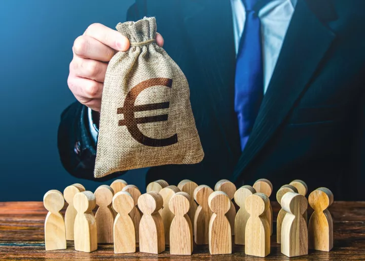 Οι δασμοί του Τραμπ «δαγκώνουν» τις ευρωπαϊκές επιχειρήσεις - Μείωση 7% στις προσδοκίες για τον κύκλο εργασιών
