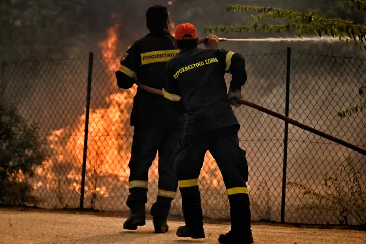Υπό μερικό έλεγχο η φωτιά στα Οινόφυτα - Μαίνεται το μέτωπο στη Φλώρινα, μήνυμα 112