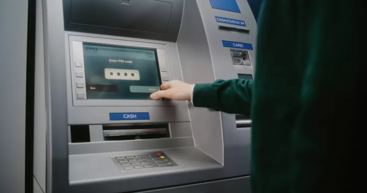 Το κόστος για τις τράπεζες από τη μείωση των προμηθειών στα ATM