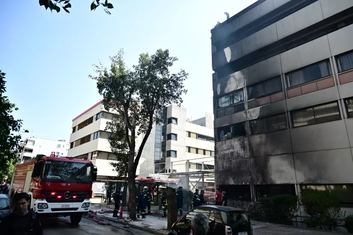 Έσβησε η φωτιά στο νοσοκομείο Metropolitan στον Χολαργό (pics)
