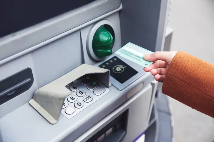 Στη λαϊκίστικη πυρά τα ΑΤΜ και η ορθή σκέψη