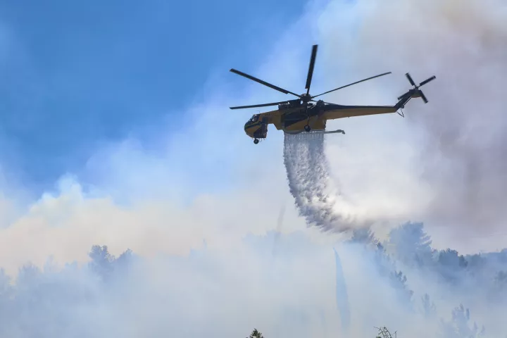 Φωτιά στον Ασπρόπυργο: Επιχειρούν 38 πυροσβέστες με 13 οχήματα και 2 ελικόπτερα