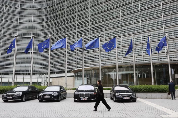 Πώς το «εμπορικό όπλο» της Ευρώπης μπορεί να αποτελέσει την έσχατη λύση ενάντια στους δασμούς του Τραμπ