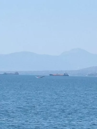 Αναγκαστική προσθαλάσσωση ελικοπτέρου της Πυροσβεστικής - Σώοι οι τρεις επιβαίνοντες (pics&vids)