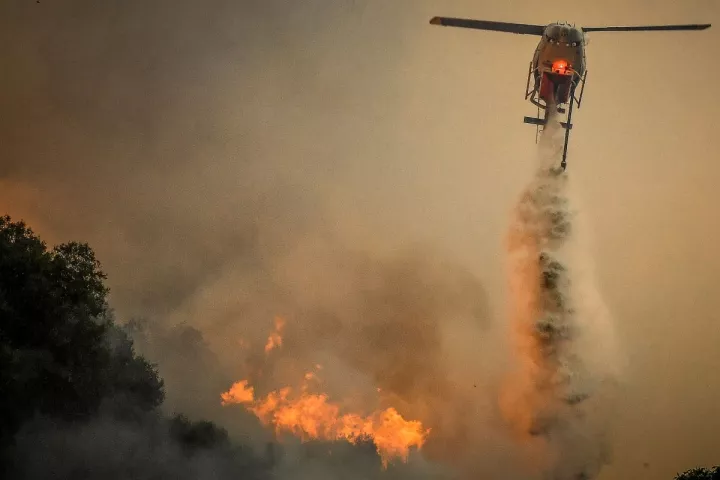 Ολονύχτια μάχη με τρία μέτωπα στον Φενεό Κορινθίας: Μήνυμα 112, εκκενώθηκαν επτά οικισμοί - Δύο προσαγωγές (pics&vids)