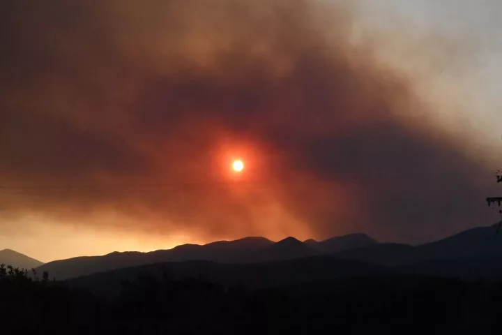 Σε ύφεση το μέτωπο στον Φενεό - Ζημιές σε σπίτια και εκκενώσεις χωριών (vids)