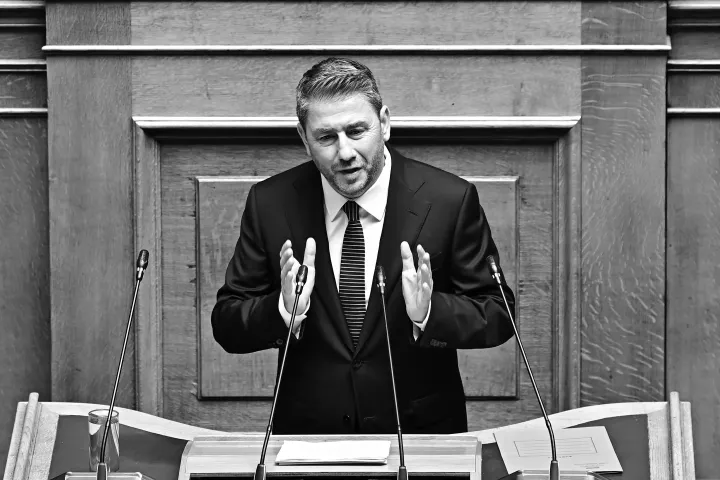 Από το κέντρο της πολιτικής στο περιθώριο της διαμαρτυρίας