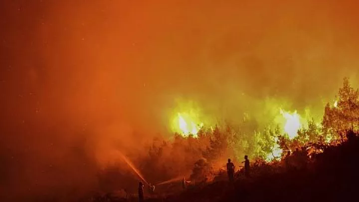 Μεγάλες καταστροφές από την πυρκαγιά στη Λεμεσό - Σπίτια στις φλόγες, μαζικές εκκενώσεις πολιτών 