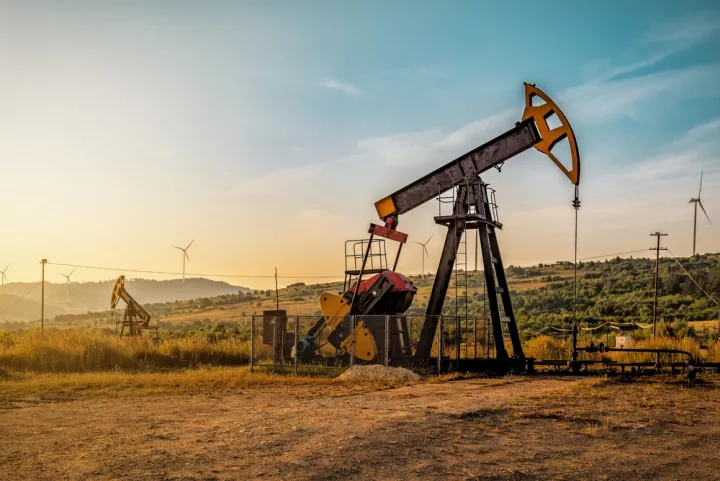 Κέρδη για το πετρέλαιο λόγω αισιοδοξίας στις εμπορικές συνομιλίες και μείωσης των αποθεμάτων