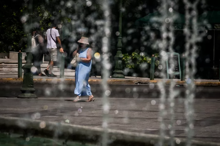 Κορυφώνεται ο καύσωνας: Στους 44 °C η θερμοκρασία την Παρασκευή - Αυξημένη επικινδυνότητα, οι περιοχές στο «κόκκινο»