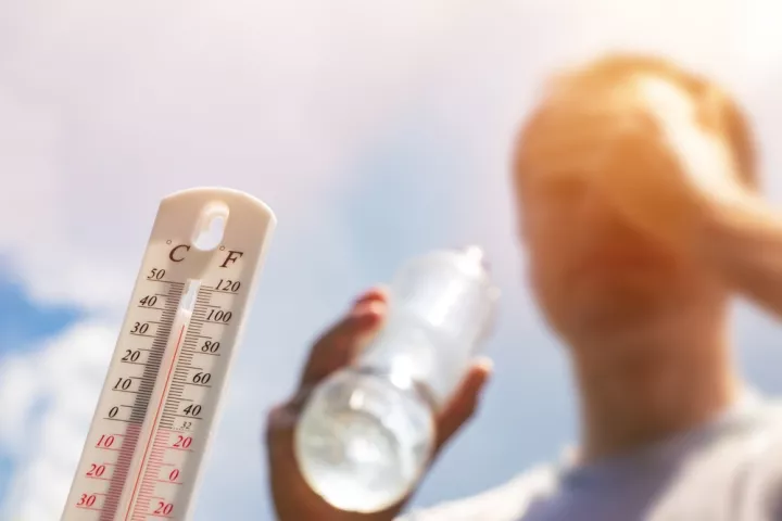 Θερμοπληξία: Τι πρέπει να γνωρίζουμε για την πιο επικίνδυνη συνέπεια της υπερβολικής ζέστης