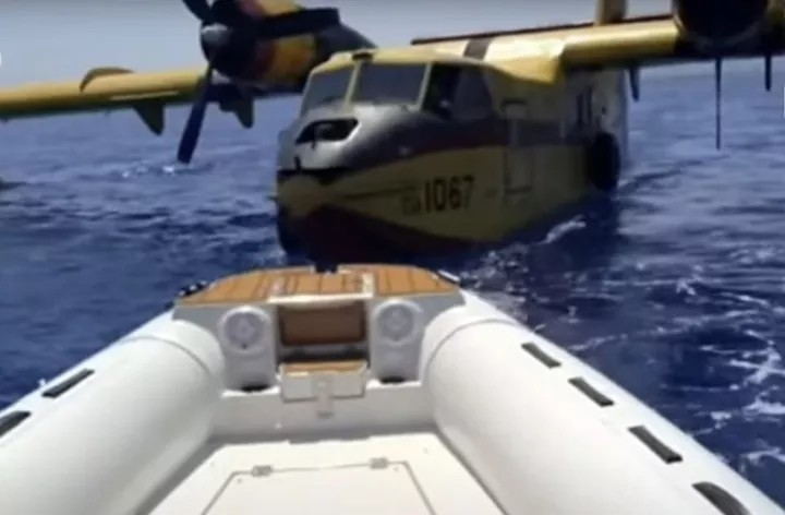 Αναγκαστική προσθαλάσσωση πυροσβεστικού αεροσκάφους - Βίντεο από τη ρυμούλκησή του (vids)