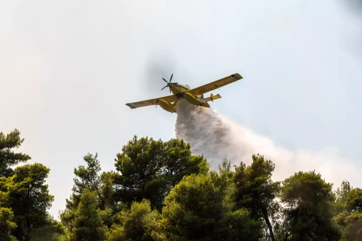 Μαίνονται τα πύρινα μέτωπα σε Ευρυτανία και Καστοριά - Ακραίος κίνδυνος πυρκαγιάς το Σάββατο