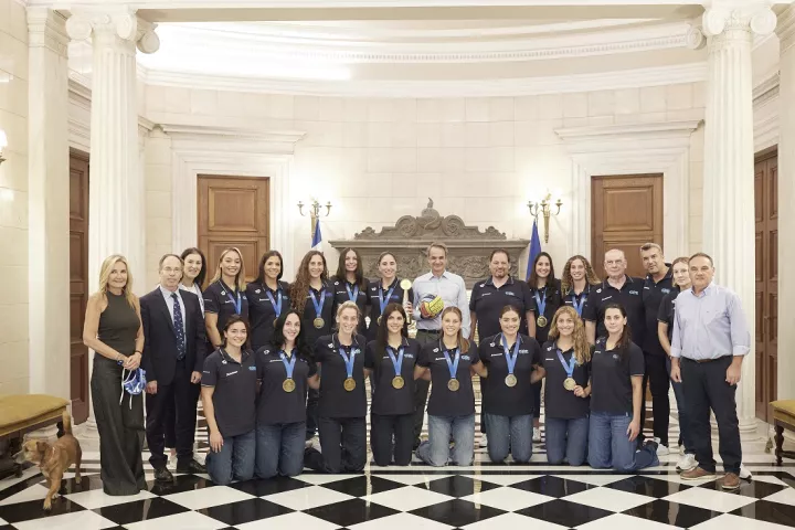 Στο Μέγαρο Μαξίμου η Εθνική Πόλο γυναικών - Την υποδέχθηκε ο πρωθυπουργός με τη σύζυγό του