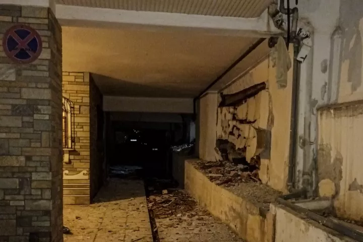 Έκρηξη βόμβας στις Συκιές: Συγκλονίζουν οι μαρτυρίες - Τεράστιες οι ζημιές σε σπίτια, καταστήματα και ΙΧ (pics&vids)
