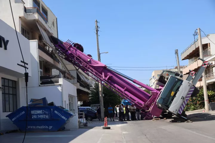 Περιστέρι: Γερανός έπεσε σε σπίτι - Ελαφρά τραυματίας ο οδηγός