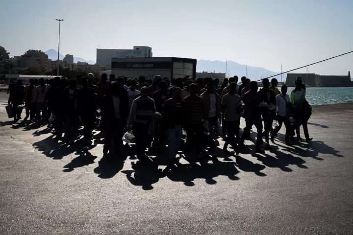 Κρήτη: Με αρματαγωγό αναχωρούν 350 μετανάστες - Συνεχίζεται η επιχείρηση αποσυμφόρησης σε Ηράκλειο και Χανιά