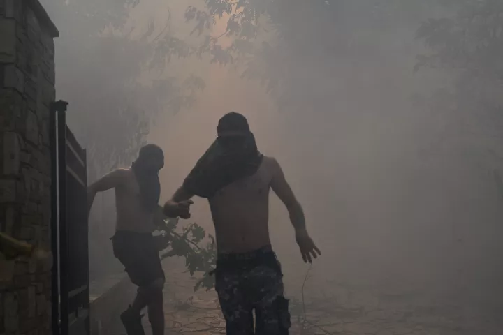 Αποπνικτική η ατμόσφαιρα στην Αττική λόγω της φωτιάς στο Κρυονέρι