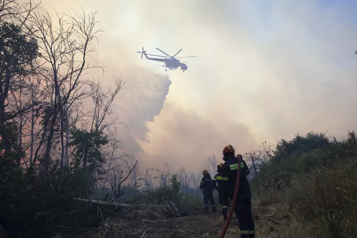 Χωρίς ενεργό μέτωπο στη Δροσοπηγή Αττικής - Δύσκολη μέρα αναμένεται και η Κυριακή (pics&vid)