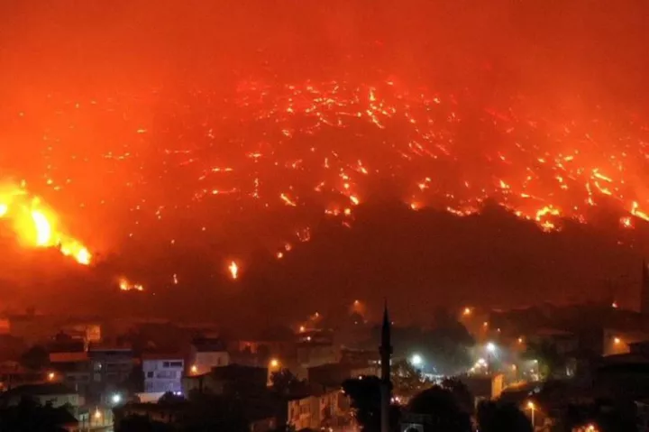 Τουρκία: Πύρινη κόλαση στην Προύσα - Εκκενώσεις οικισμών, νεκρός πυροσβέστης από ανακοπή (pics&vids)