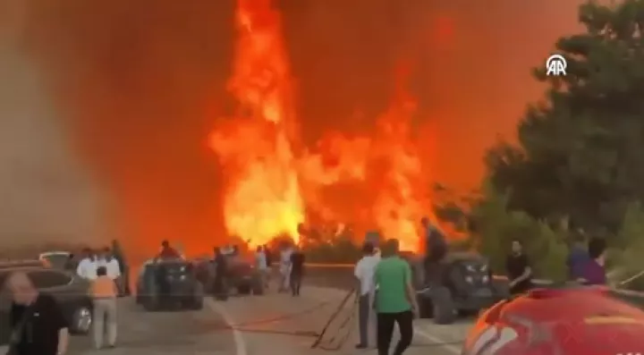 Χιλιάδες άνθρωποι απομακρύνονται - Μάχη των πυροσβεστικών δυνάμεων με τις πυρκαγιές (pics&vids)