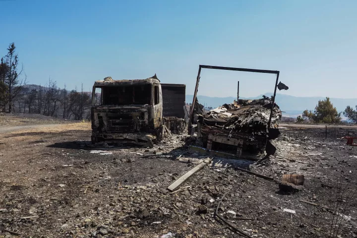Μεγάλες καταστροφές σε Κύθηρα, Μεσσηνία και Αττική - Συνεχείς οι αναζωπυρώσεις στην Εύβοια