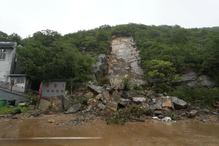 Κίνα: 4 νεκροί, 8 αγνοούμενοι εξαιτίας κατολισθήσεων στην επαρχία Χεμπέι – Χιλιάδες κάτοικοι απομακρύνονται εσπευσμένα στο Πεκίνο	