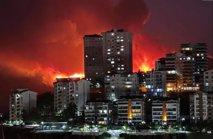 Μαίνονται οι πυρκαγιές στην βορειοδυτική Τουρκία - Πάνω από 3.500 άνθρωποι εγκατέλειψαν τα σπίτια τους 
