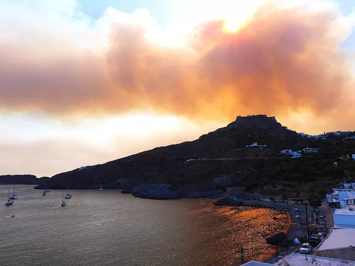 Καλύτερη η εικόνα της φωτιάς στα Κύθηρα - Συνεχίζεται η μάχη της πυροβεστικής, αγωνία για τους ισχυρούς ανέμους