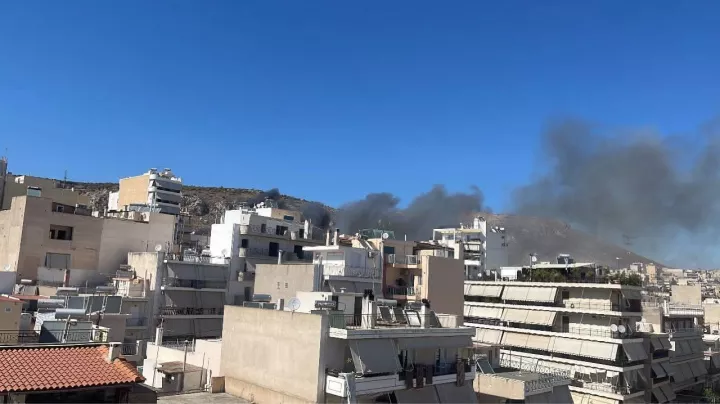 Οριοθετήθηκε η φωτιά στο Κερατσίνι, πάνω από τη Γρηγορίου Λαμπράκη