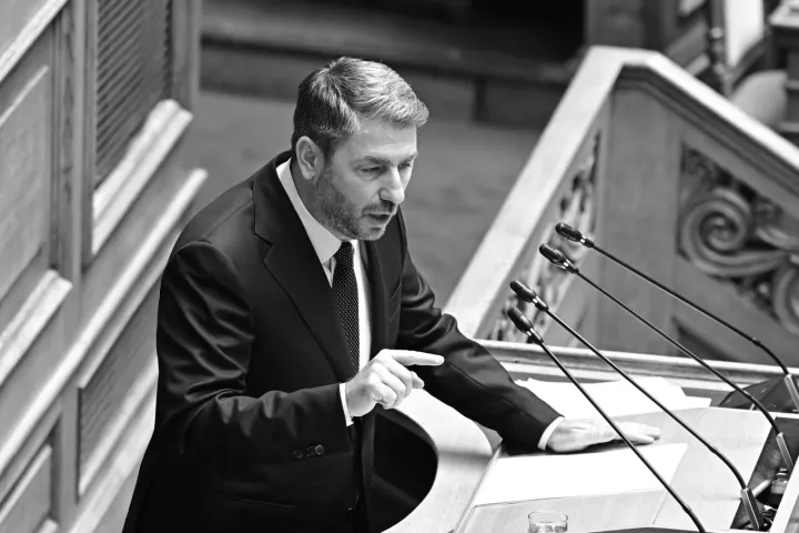 Τα «δωράκια» και ο εναγκαλισμός της γελοιότητας