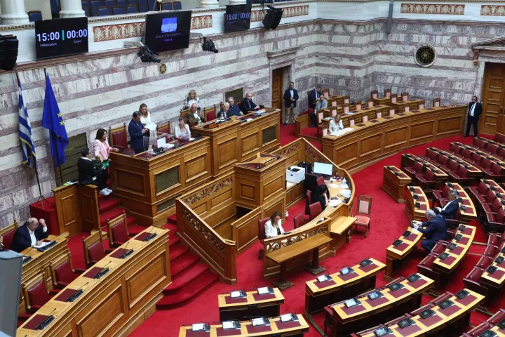 Σε έντονο κλίμα συνεχίζεται η συνεδρίαση στη Βουλή για τη ψηφοφορία στην υπόθεση ΟΠΕΚΕΠΕ