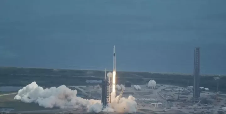 SpaceX: Εκτοξεύτηκε το διαστημόπλοιο με τους 4 αστροναύτες προς τον ISS (vid)