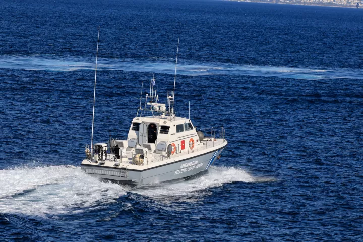 Ταχύπλοο βυθίστηκε μετά από πρόσκρουση σε βραχονησίδα ανοικτά της Ύδρας - Καλά στην υγεία τους οι δύο επιβάτες