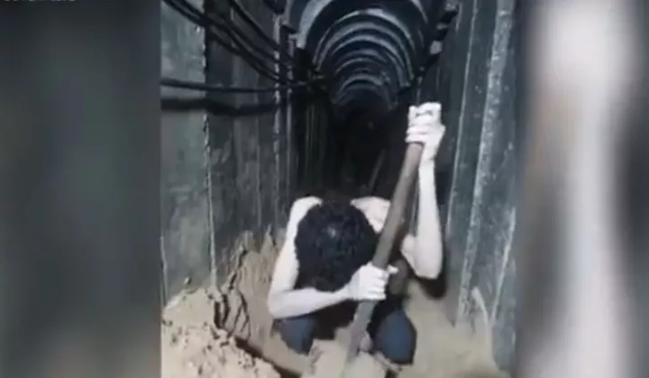 Αποτροπιασμός με προπαγανδιστικό βίντεο της Χαμάς: Αναγκάζει Ισραηλινό όμηρο να σκάψει τον τάφο του