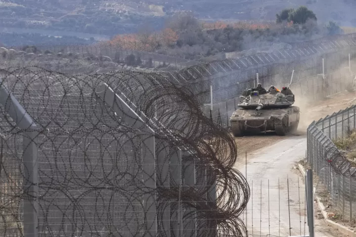 O ισραηλινός στρατός επιχειρεί κατά στόχων στη Νότια Συρία