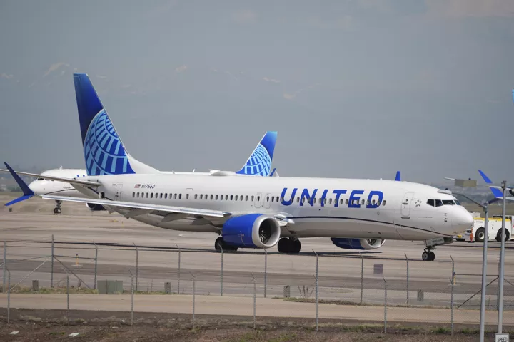 Η στιγμή που πιλότος της United Airlines ζητά αναγκαστική προσγείωση λόγω βλάβης κινητήρα
